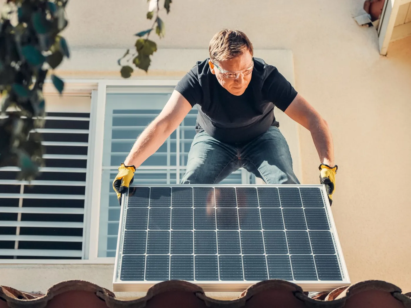 Técnico instalando un panel solar en un techo